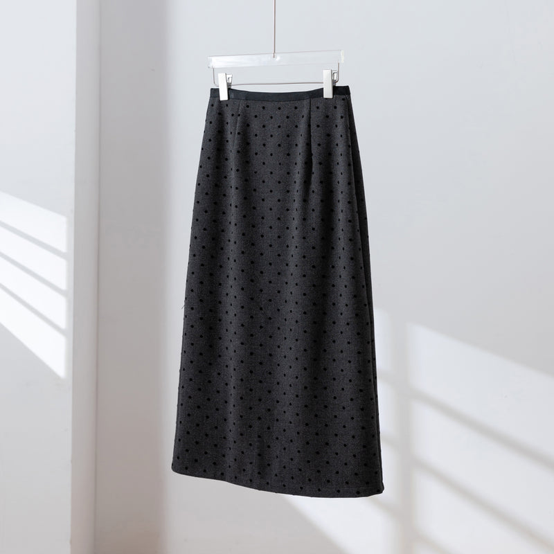 さまざまな着回しができるロングスカート　マキシ丈スカート　ドット柄スカート　251116