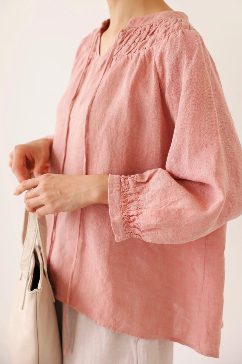ハンドメイド感たっぷりのチュックドブラウス　 リネン100％　リネンブラウス ピンク　250810