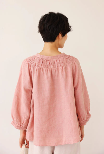 ハンドメイド感たっぷりのチュックドブラウス　 リネン100％　リネンブラウス ピンク　250810