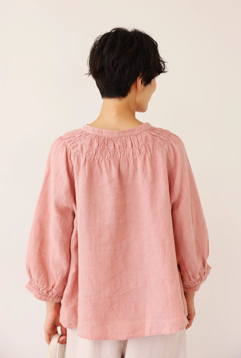 ハンドメイド感たっぷりのチュックドブラウス　 リネン100％　リネンブラウス ピンク　250810
