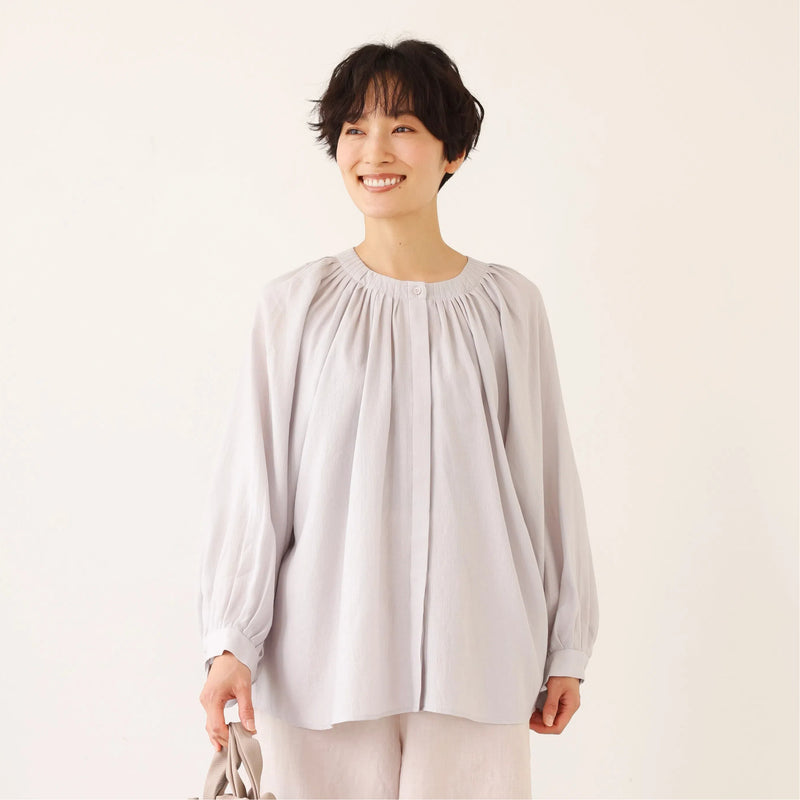 大人の可愛らしさを纏う ピンタック入りブラウス　シャツブラウス ライトグレー　250907