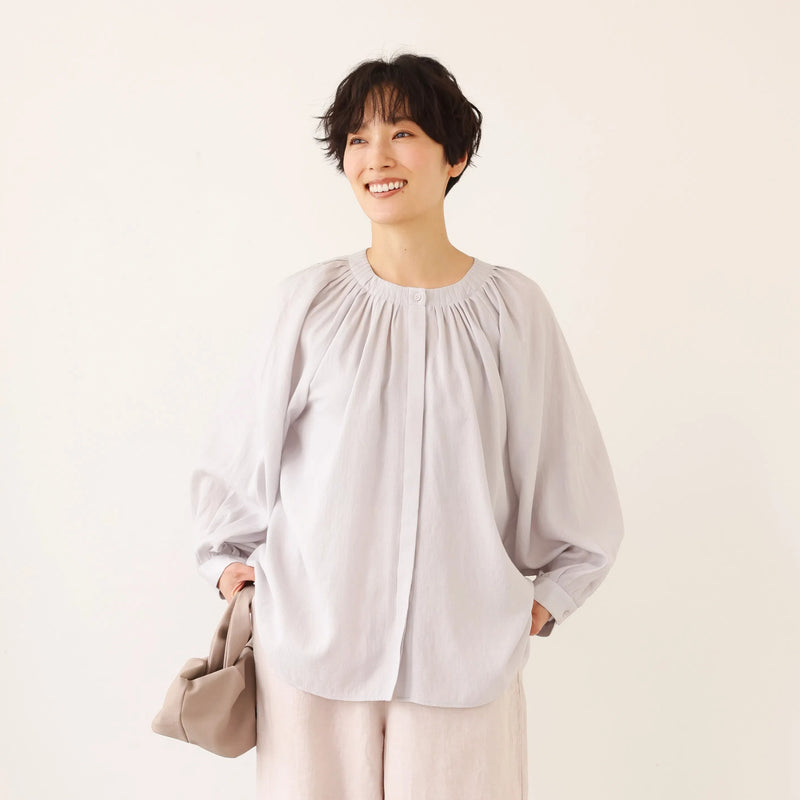 大人の可愛らしさを纏う ピンタック入りブラウス　シャツブラウス ライトグレー　250907