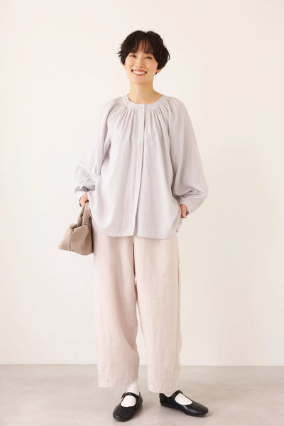 大人の可愛らしさを纏う ピンタック入りブラウス　シャツブラウス ライトグレー　250907