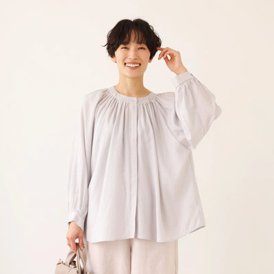 大人の可愛らしさを纏う ピンタック入りブラウス　シャツブラウス ライトグレー　250907
