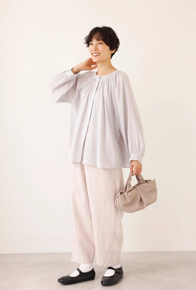 大人の可愛らしさを纏う ピンタック入りブラウス　シャツブラウス ライトグレー　250907