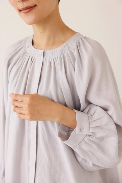 大人の可愛らしさを纏う ピンタック入りブラウス　シャツブラウス ライトグレー　250907