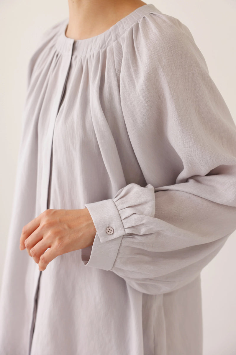 大人の可愛らしさを纏う ピンタック入りブラウス　シャツブラウス ライトグレー　250907