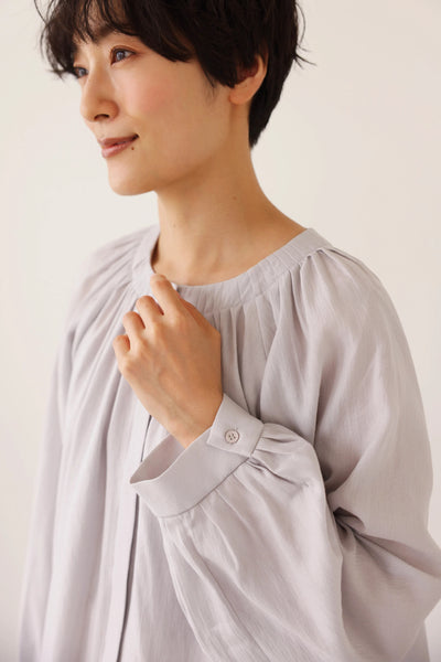 大人の可愛らしさを纏う ピンタック入りブラウス　シャツブラウス ライトグレー　250907