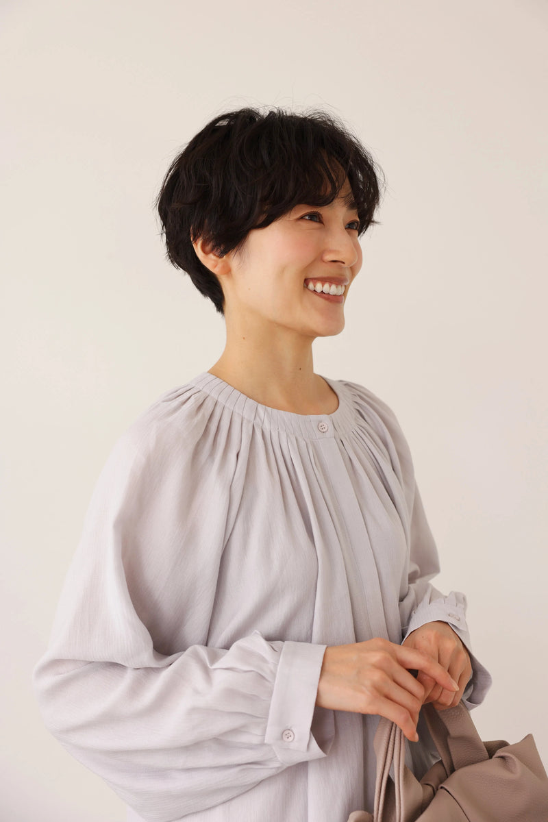 大人の可愛らしさを纏う ピンタック入りブラウス　シャツブラウス ライトグレー　250907