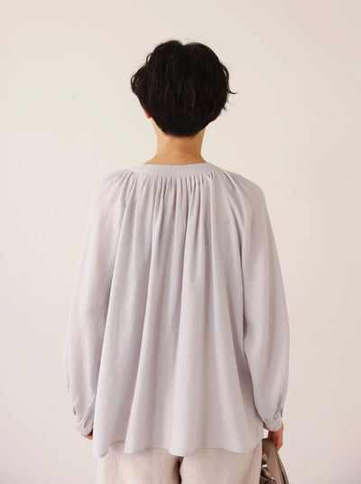 大人の可愛らしさを纏う ピンタック入りブラウス　シャツブラウス ライトグレー　250907