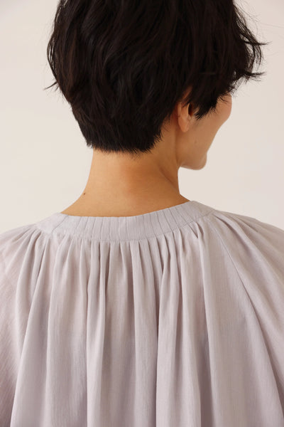 大人の可愛らしさを纏う ピンタック入りブラウス　シャツブラウス ライトグレー　250907