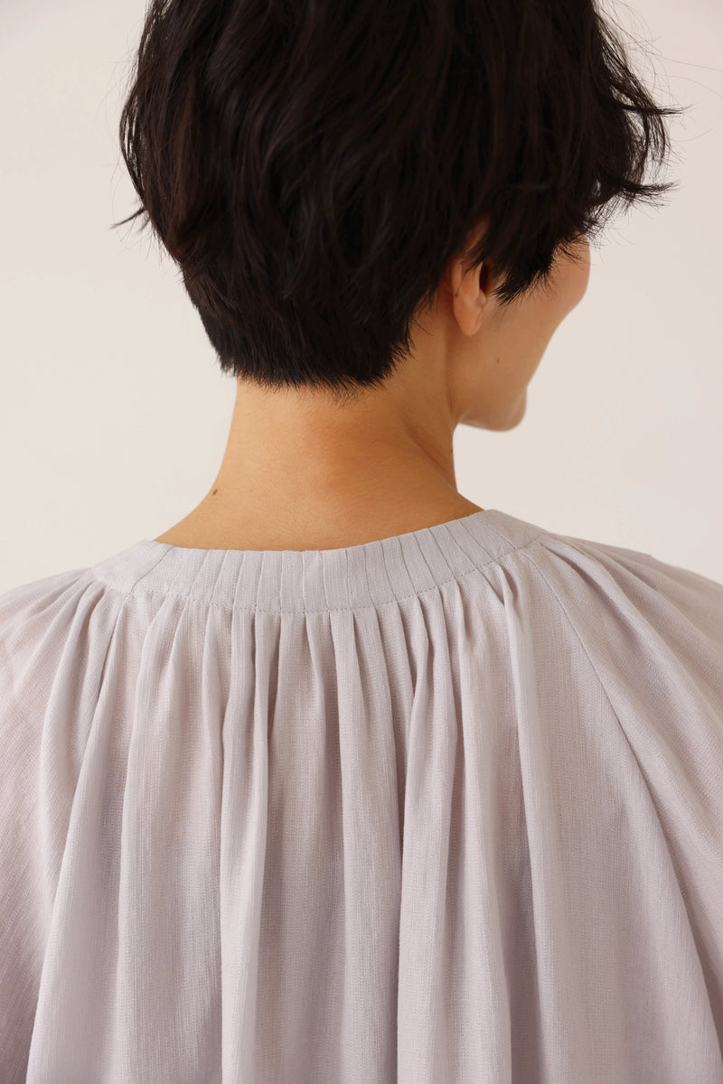 大人の可愛らしさを纏う ピンタック入りブラウス　シャツブラウス ライトグレー　250907