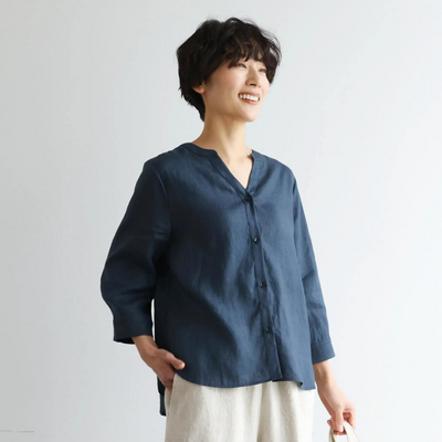着るほどに味わい深い フランスリネン こだわりVネックシャツ 　250421