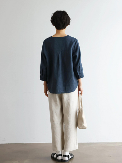 着るほどに味わい深い フランスリネン こだわりVネックシャツ 　250421