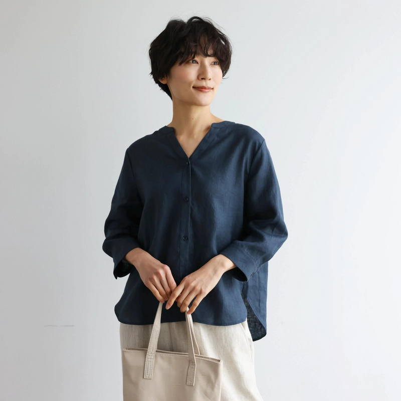 着るほどに味わい深い フランスリネン こだわりVネックシャツ 　250421