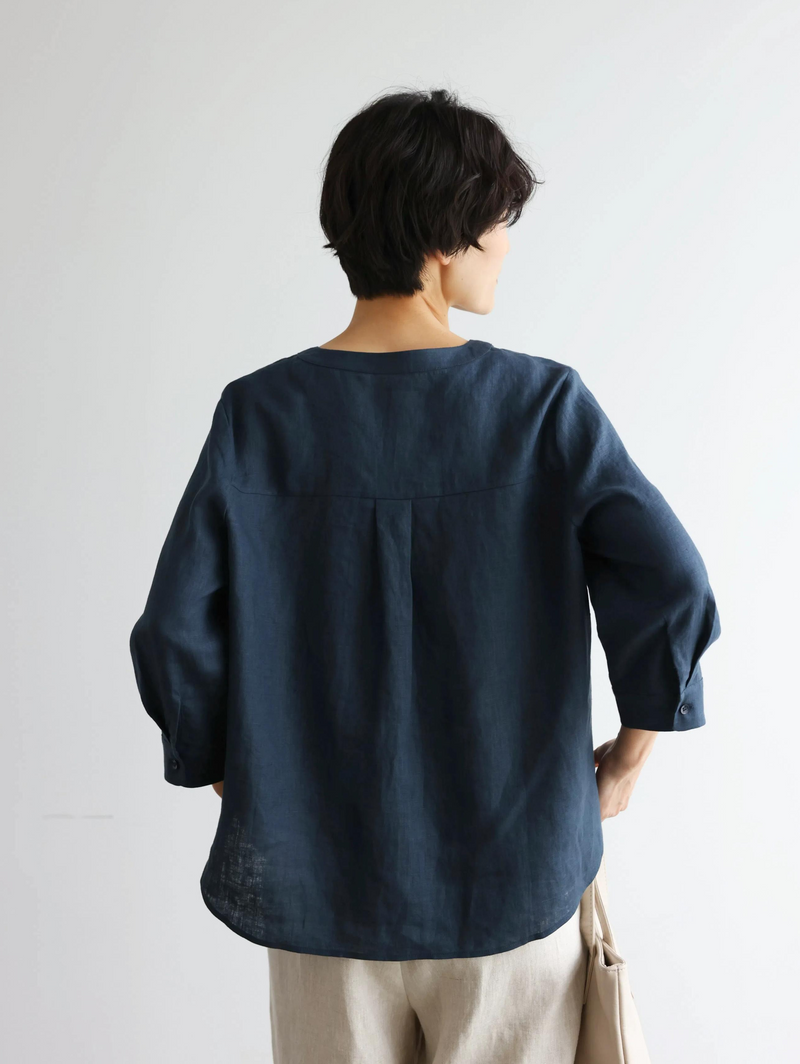 着るほどに味わい深い フランスリネン こだわりVネックシャツ 　250421