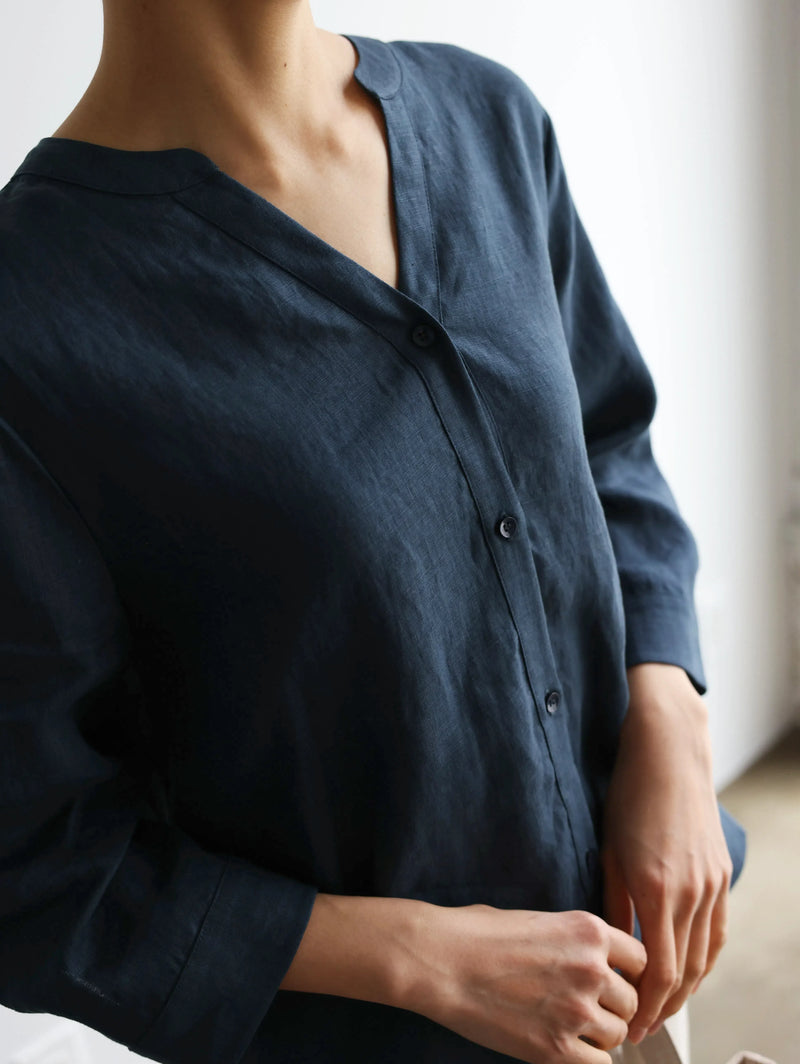 着るほどに味わい深い フランスリネン こだわりVネックシャツ 　250421