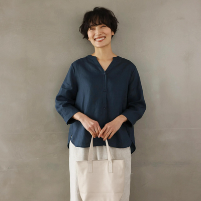 着るほどに味わい深い フランスリネン こだわりVネックシャツ 　250421