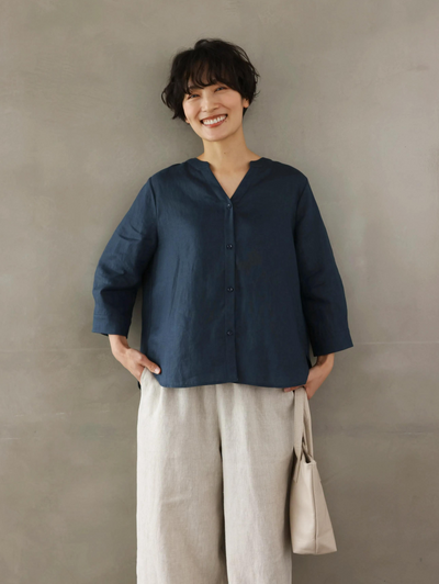 着るほどに味わい深い フランスリネン こだわりVネックシャツ 　250421