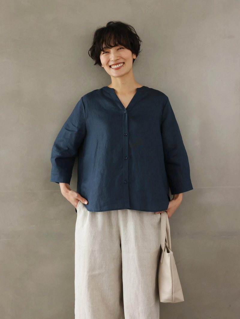 着るほどに味わい深い フランスリネン こだわりVネックシャツ 　250421