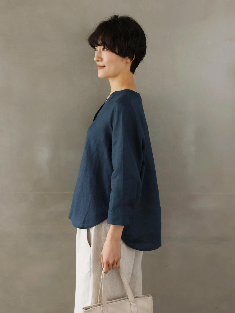 着るほどに味わい深い フランスリネン こだわりVネックシャツ 　250421