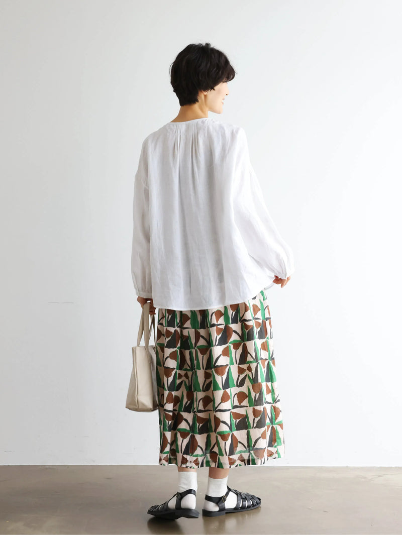 シンプルコーデに立体感と華やぎを添える一枚 フランチリネン 100％　長袖ブラウス　　250815