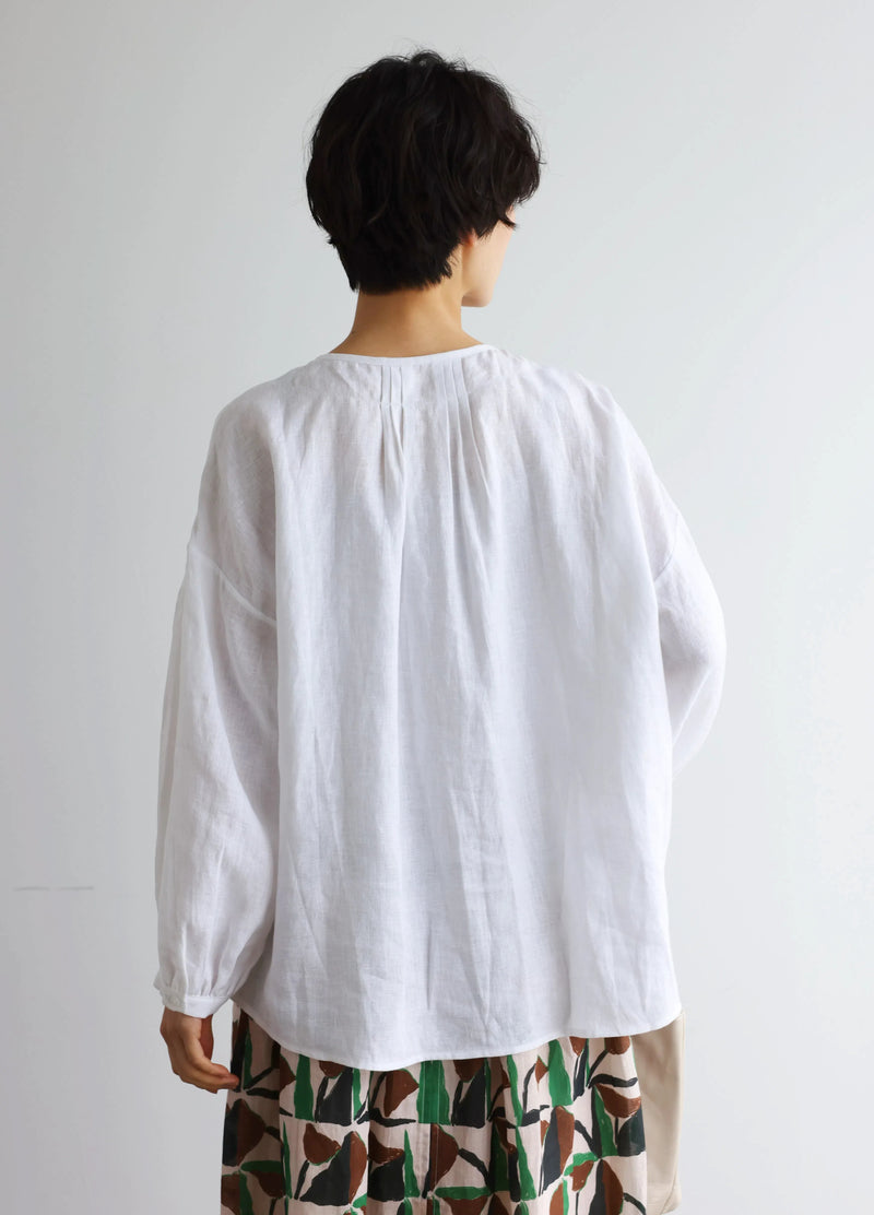 シンプルコーデに立体感と華やぎを添える一枚 フランチリネン 100％　長袖ブラウス　　250815
