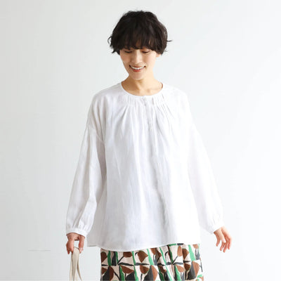 シンプルコーデに立体感と華やぎを添える一枚 フランチリネン 100％　長袖ブラウス　　250815