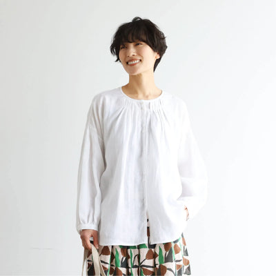 シンプルコーデに立体感と華やぎを添える一枚 フランチリネン 100％　長袖ブラウス　　250815