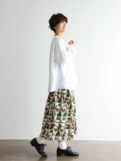 シンプルコーデに立体感と華やぎを添える一枚 フランチリネン 100％　長袖ブラウス　　250815