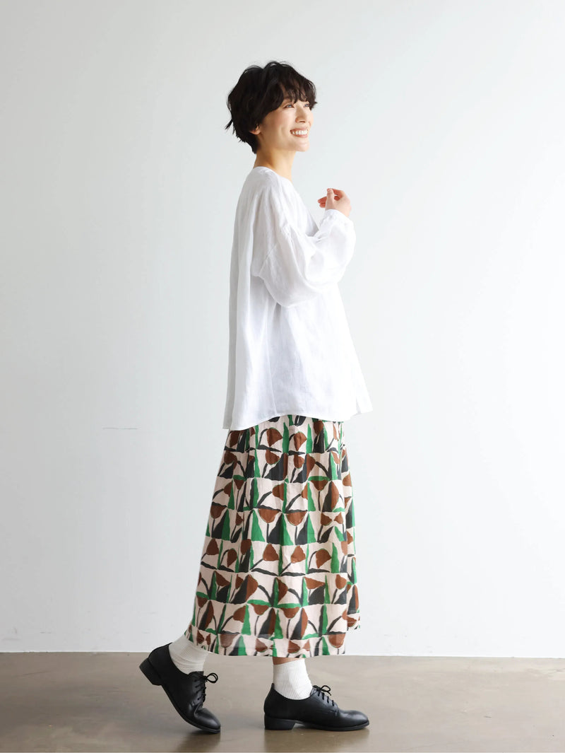 シンプルコーデに立体感と華やぎを添える一枚 フランチリネン 100％　長袖ブラウス　　250815