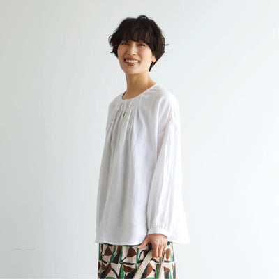 シンプルコーデに立体感と華やぎを添える一枚 フランチリネン 100％　長袖ブラウス　　250815