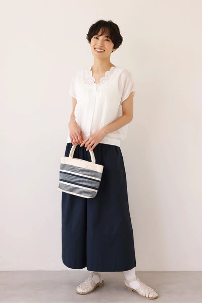 繊細な刺繍レースで上品に魅せる～麻100% Vネックブラウス 　半袖ブラウス　250710-1