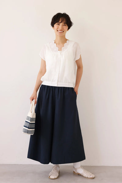 繊細な刺繍レースで上品に魅せる～麻100% Vネックブラウス 　半袖ブラウス　250710-1