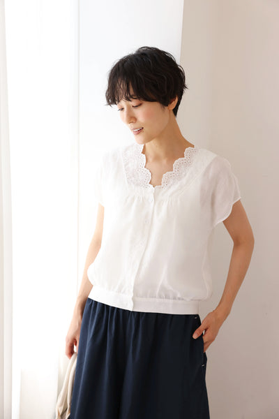 繊細な刺繍レースで上品に魅せる～麻100% Vネックブラウス 　半袖ブラウス　250710-1