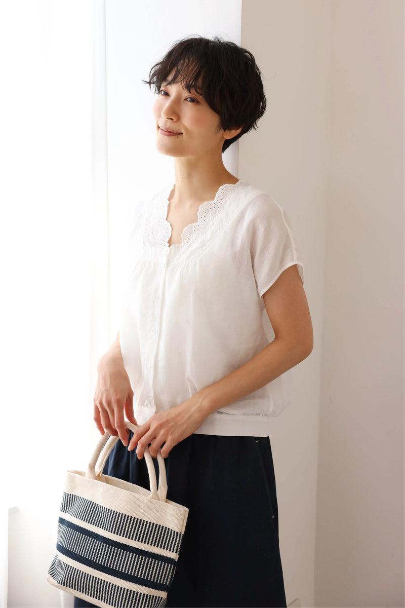 繊細な刺繍レースで上品に魅せる～麻100% Vネックブラウス 　半袖ブラウス　250710-1