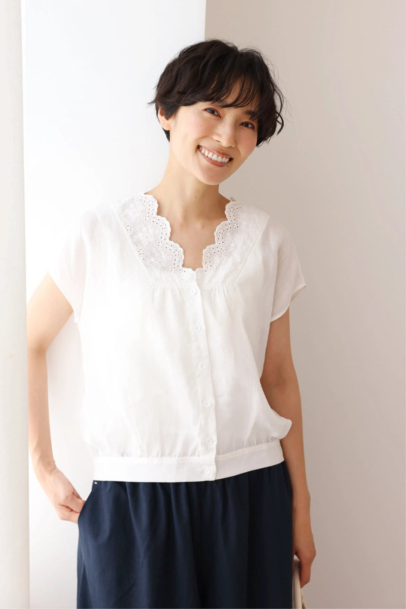 繊細な刺繍レースで上品に魅せる～麻100% Vネックブラウス 　半袖ブラウス　250710-1