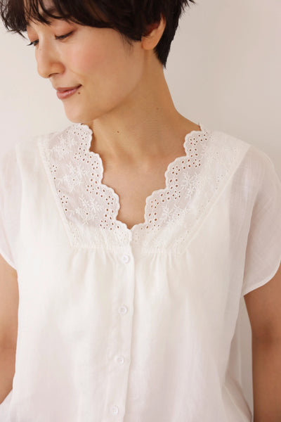 繊細な刺繍レースで上品に魅せる～麻100% Vネックブラウス 　半袖ブラウス　250710-1