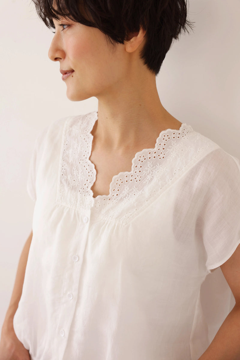 繊細な刺繍レースで上品に魅せる～麻100% Vネックブラウス 　半袖ブラウス　250710-1