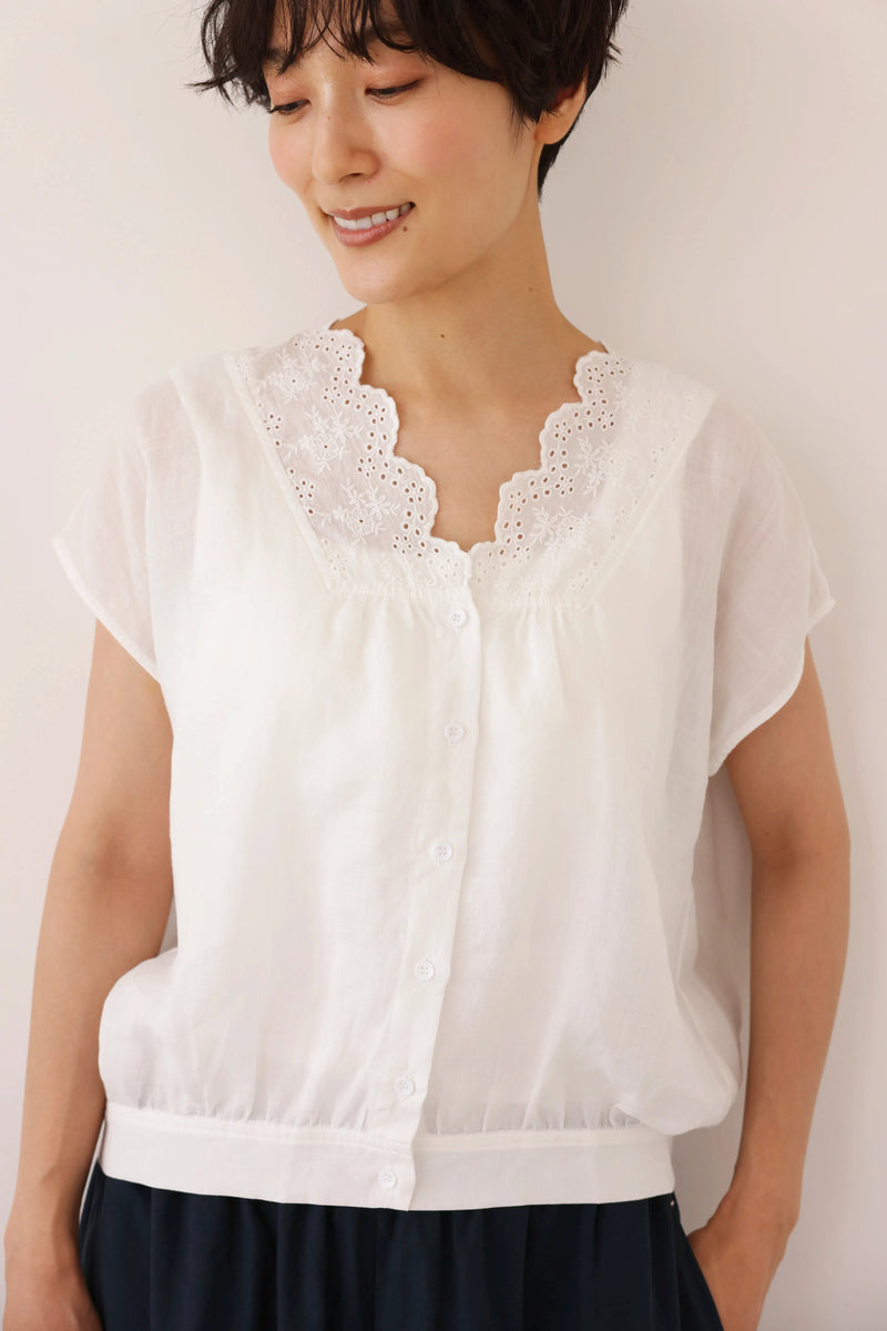 繊細な刺繍レースで上品に魅せる～麻100% Vネックブラウス 　半袖ブラウス　250710-1