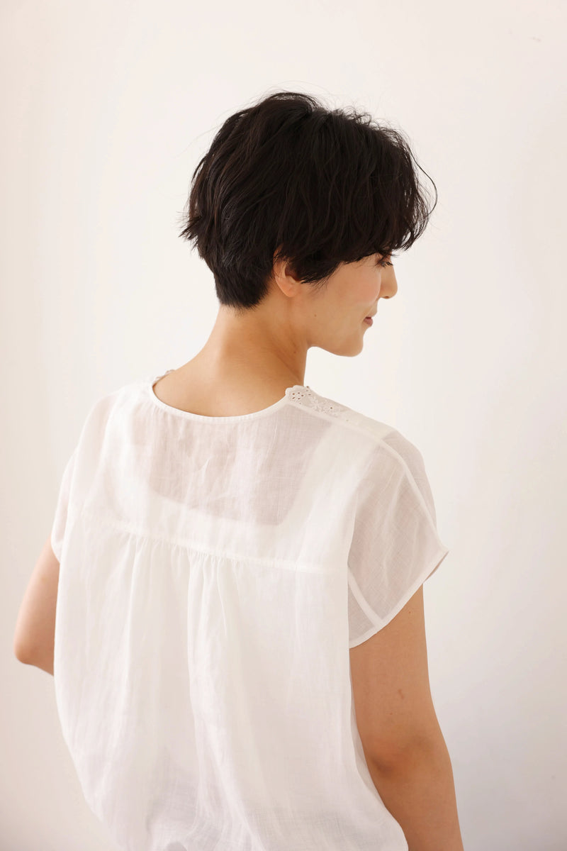繊細な刺繍レースで上品に魅せる～麻100% Vネックブラウス 　半袖ブラウス　250710-1