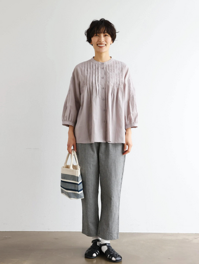 表情を豊かに魅せてくれるピンタック入りブラウス　7分袖　コットンリネン 250425