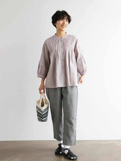 表情を豊かに魅せてくれるピンタック入りブラウス　7分袖　コットンリネン 250425