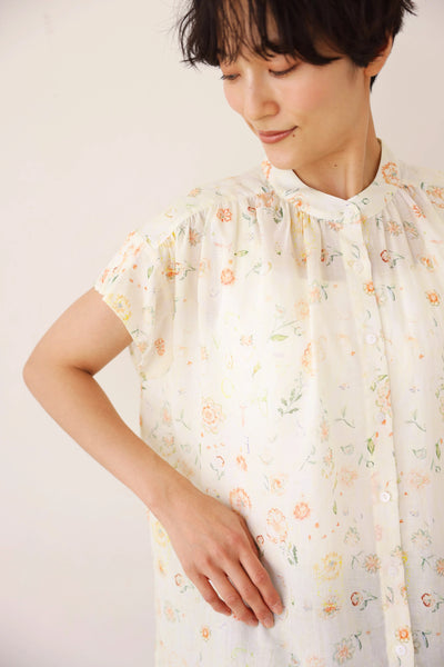 毎日の装いにさりげない彩りを添えるプリントブラウス リネンテンセル シャツブラウス 250714-1