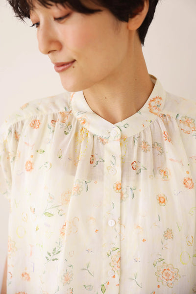 毎日の装いにさりげない彩りを添えるプリントブラウス リネンテンセル シャツブラウス 250714-1