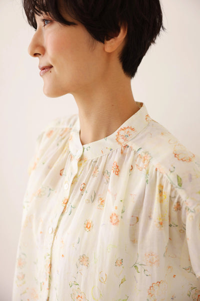 毎日の装いにさりげない彩りを添えるプリントブラウス リネンテンセル シャツブラウス 250714-1