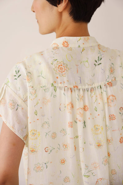 毎日の装いにさりげない彩りを添えるプリントブラウス リネンテンセル シャツブラウス 250714-1