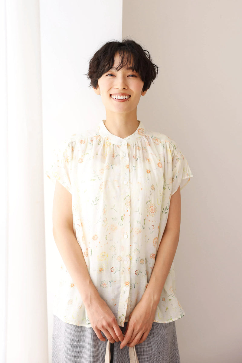 毎日の装いにさりげない彩りを添えるプリントブラウス リネンテンセル シャツブラウス 250714-1