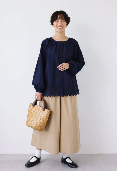 【繊細なスクラップ刺繡が華やか】オールシーズン愛用できる綿素材レースブラウス　前後２way 　250911