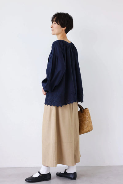 【繊細なスクラップ刺繡が華やか】オールシーズン愛用できる綿素材レースブラウス　前後２way 　250911